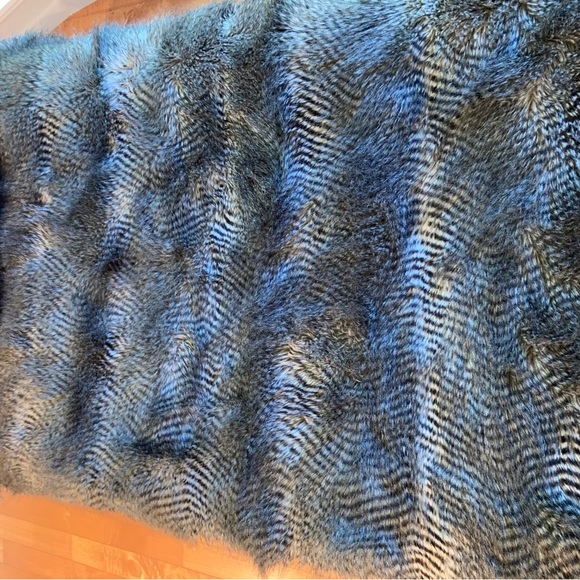 Beautiful Grey Modern Bella Luca Raccoon Fur Accent Fine Lien blanket - Picture 5 of 11